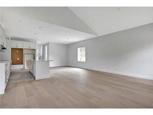 18-242 Mount Pleasant Street, Brantford, ON - Indoor Photo Showing Kitchen