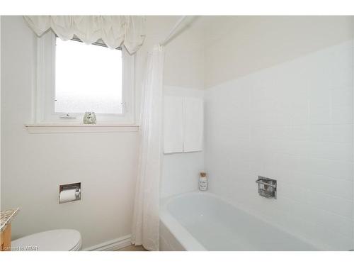 208 Holborn Drive, Kitchener, ON - Indoor Photo Showing Bathroom