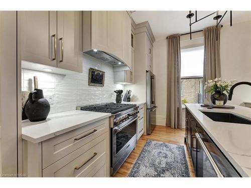 16 Park Avenue, Cambridge, ON - Indoor Photo Showing Kitchen With Upgraded Kitchen