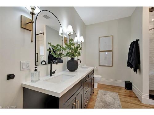 16 Park Avenue, Cambridge, ON - Indoor Photo Showing Bathroom
