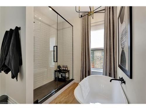 16 Park Avenue, Cambridge, ON - Indoor Photo Showing Bathroom