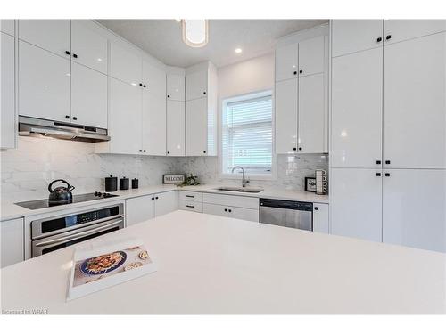 540 Nathalie Crescent, Kitchener, ON - Indoor Photo Showing Kitchen With Upgraded Kitchen