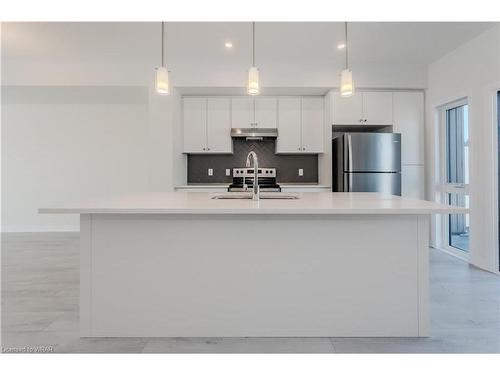 B009-17 Benninger Drive, Kitchener, ON - Indoor Photo Showing Kitchen With Upgraded Kitchen