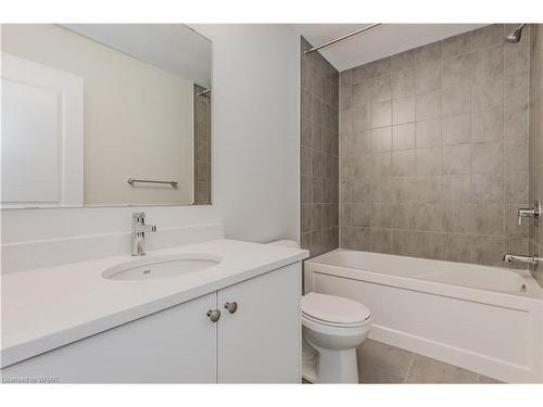 B009-17 Benninger Drive, Kitchener, ON - Indoor Photo Showing Bathroom
