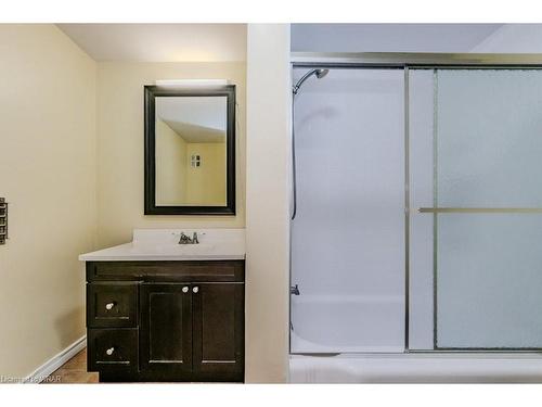 24-300 Traynor Avenue, Kitchener, ON - Indoor Photo Showing Bathroom