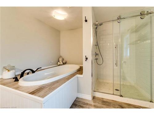 117 Sandford Fleming Drive, Waterloo, ON - Indoor Photo Showing Bathroom