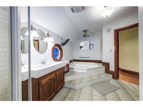 92 Main St N Street N, Waterford, ON - Indoor Photo Showing Bathroom