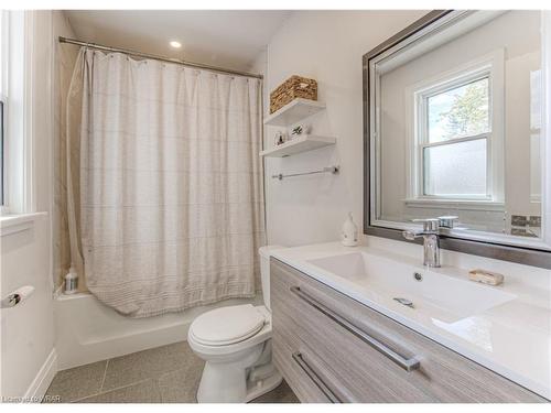 35 Pattandon Avenue, Kitchener, ON - Indoor Photo Showing Bathroom