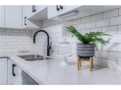 1-83 Westmount Road N, Waterloo, ON - Indoor Photo Showing Kitchen With Double Sink