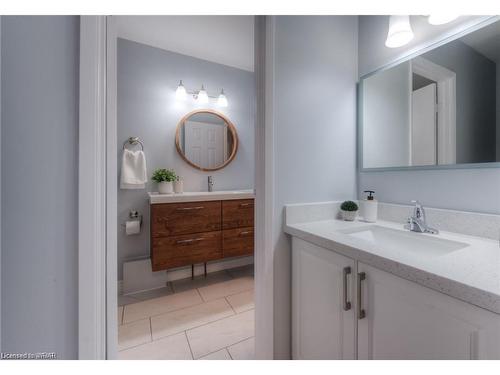 1-83 Westmount Road N, Waterloo, ON - Indoor Photo Showing Bathroom
