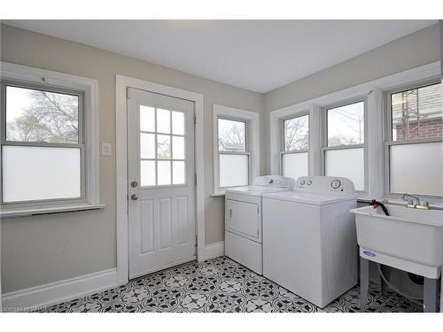 105 Francis Street, Cambridge, ON - Indoor Photo Showing Laundry Room