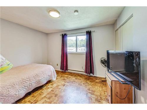 1-375 Pioneer Drive, Kitchener, ON - Indoor Photo Showing Bedroom