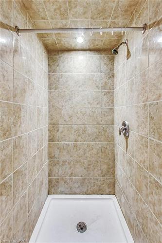 1-375 Pioneer Drive, Kitchener, ON - Indoor Photo Showing Bathroom