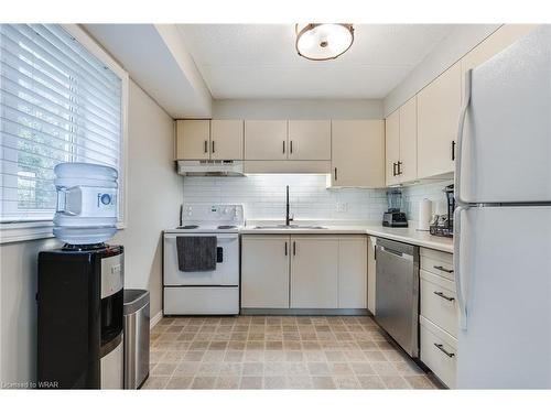 B6-163 Ferguson Drive, Woodstock, ON - Indoor Photo Showing Kitchen