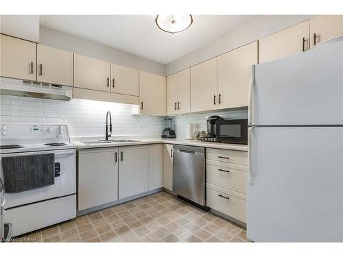 B6-163 Ferguson Drive, Woodstock, ON - Indoor Photo Showing Kitchen