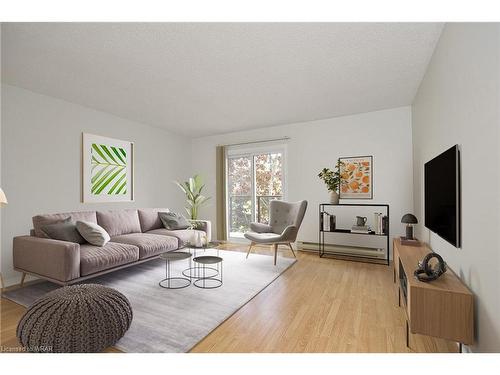 711-565 Greenfield Avenue, Kitchener, ON - Indoor Photo Showing Living Room