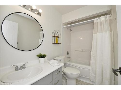 711-565 Greenfield Avenue, Kitchener, ON - Indoor Photo Showing Bathroom