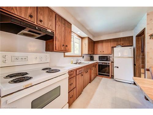 114 Fourth Avenue, Cambridge, ON - Indoor Photo Showing Kitchen With Double Sink