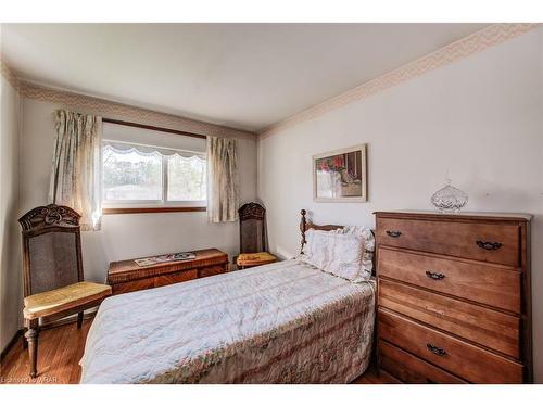 114 Fourth Avenue, Cambridge, ON - Indoor Photo Showing Bedroom