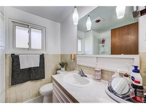114 Fourth Avenue, Cambridge, ON - Indoor Photo Showing Bathroom