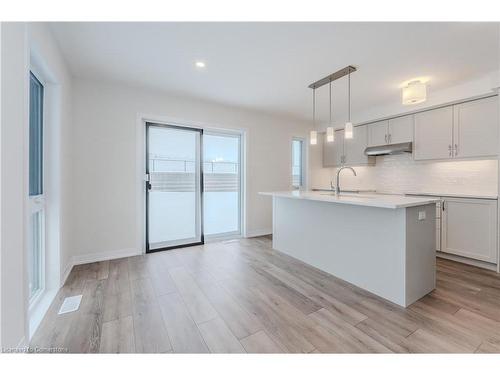 I075-13 Urbane Boulevard, Kitchener, ON - Indoor Photo Showing Kitchen With Upgraded Kitchen