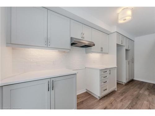 I075-13 Urbane Boulevard, Kitchener, ON - Indoor Photo Showing Kitchen