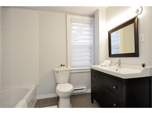 48 Beverly Street, Cambridge, ON - Indoor Photo Showing Bathroom