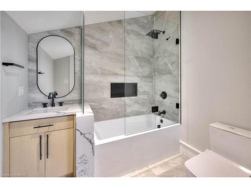 19 Avondale Avenue S, Waterloo, ON - Indoor Photo Showing Bathroom