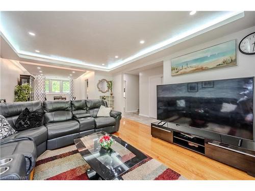 137 Wedgewood Drive, Kitchener, ON - Indoor Photo Showing Living Room