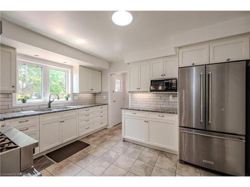 137 Wedgewood Drive, Kitchener, ON - Indoor Photo Showing Kitchen With Upgraded Kitchen