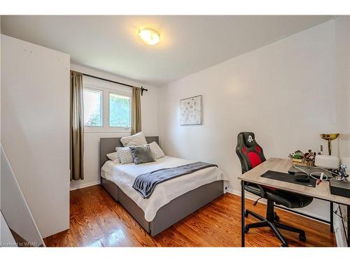 137 Wedgewood Drive, Kitchener, ON - Indoor Photo Showing Bedroom