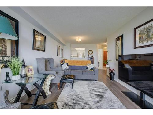 1207-4 Willow Street, Waterloo, ON - Indoor Photo Showing Living Room