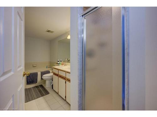 1207-4 Willow Street, Waterloo, ON - Indoor Photo Showing Bathroom