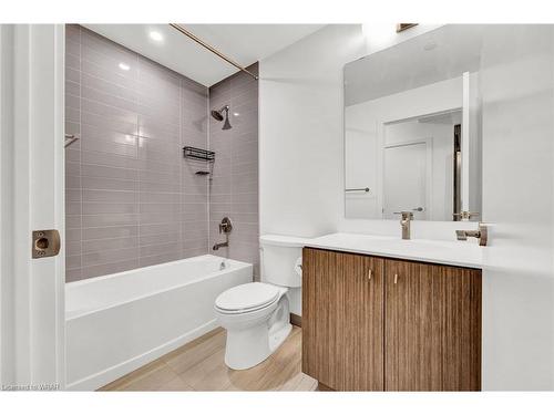 1503-5 Wellington Street S, Kitchener, ON - Indoor Photo Showing Bathroom