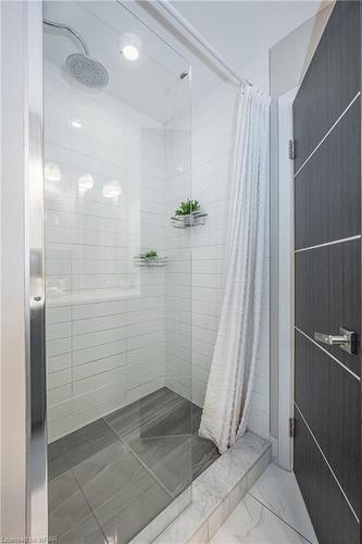 595 Leighland Drive, Waterloo, ON - Indoor Photo Showing Bathroom
