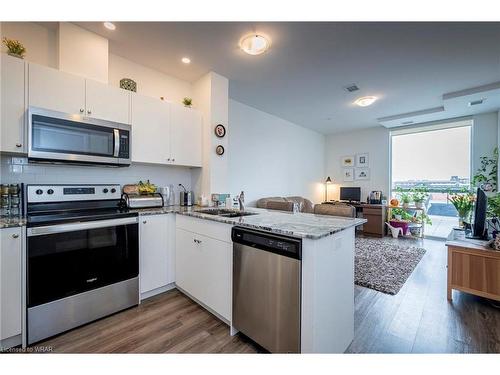 701-60 Charles Street W, Kitchener, ON - Indoor Photo Showing Kitchen With Stainless Steel Kitchen