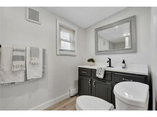 23 Elliott Avenue, Brantford, ON - Indoor Photo Showing Bathroom