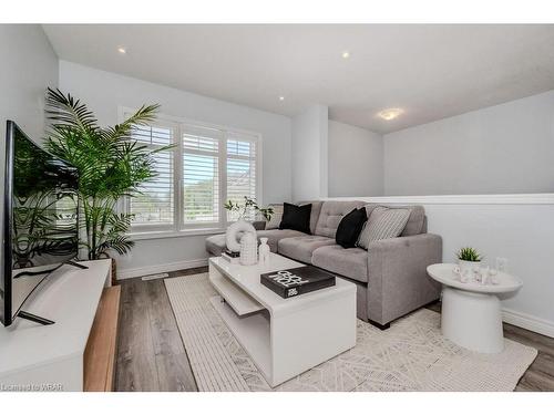 M2-70 Willowrun Drive, Kitchener, ON - Indoor Photo Showing Living Room