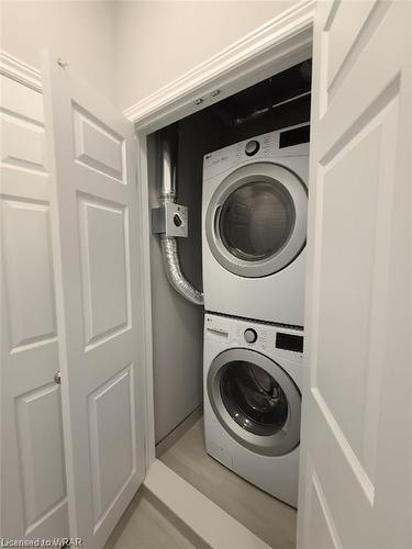 22 Wheat Lane, Kitchener, ON - Indoor Photo Showing Laundry Room