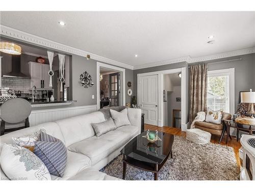 464 Scott Street, St. Catharines, ON - Indoor Photo Showing Living Room