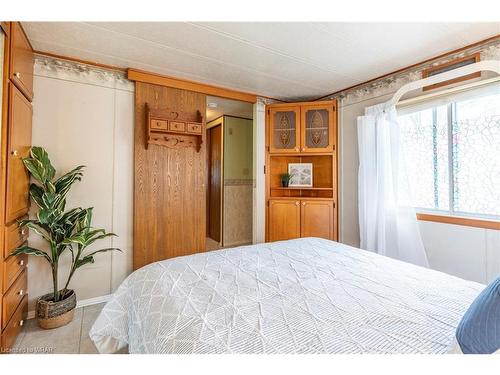 196-580 Beaver Creek Road, Waterloo, ON - Indoor Photo Showing Bedroom