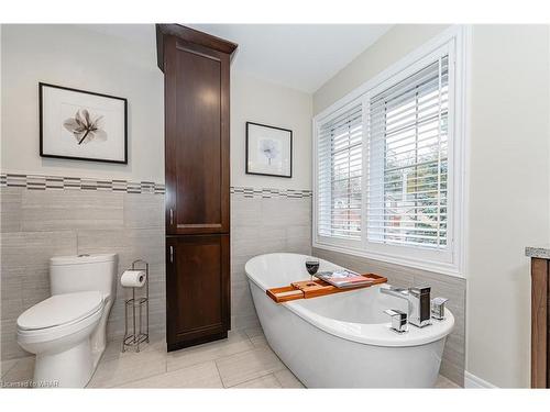 4 Cottonwood Crescent, Cambridge, ON - Indoor Photo Showing Bathroom