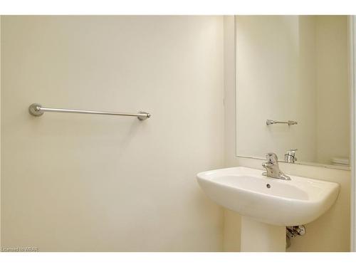 47 Pointer Street, Cambridge, ON - Indoor Photo Showing Bathroom