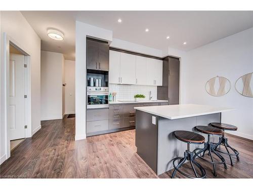 10-606-181 King Street S, Waterloo, ON - Indoor Photo Showing Kitchen