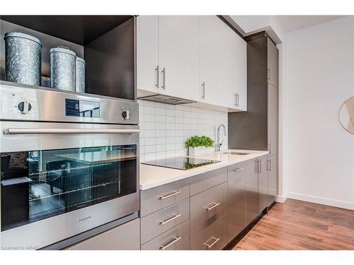 10-606-181 King Street S, Waterloo, ON - Indoor Photo Showing Kitchen