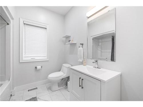 15 Pioneer Ridge Drive, Kitchener, ON - Indoor Photo Showing Bathroom