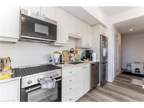 809-5 Wellington Street, Kitchener, ON - Indoor Photo Showing Kitchen With Upgraded Kitchen