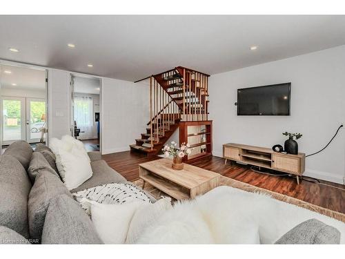 174 Vermont Street, Waterloo, ON - Indoor Photo Showing Living Room