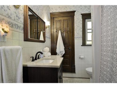 36 Spruce Street, Cambridge, ON - Indoor Photo Showing Bathroom