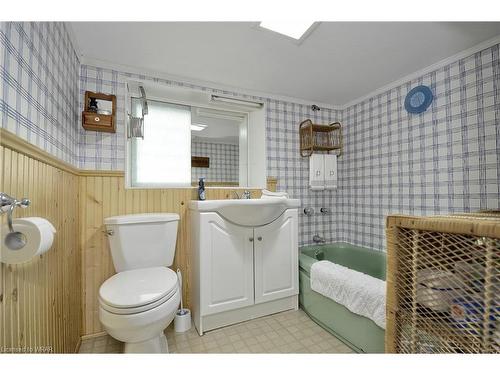 36 Spruce Street, Cambridge, ON - Indoor Photo Showing Bathroom